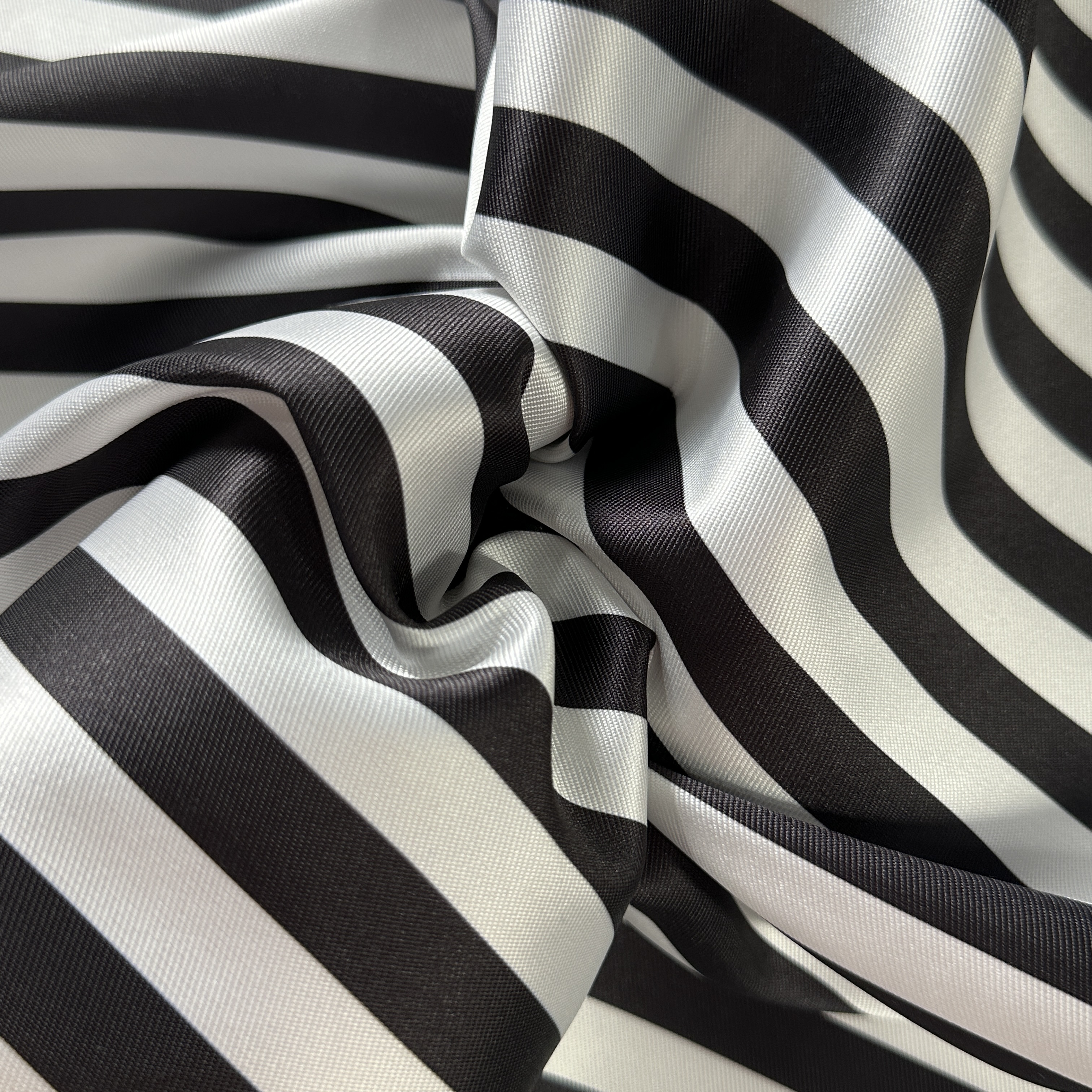 Формодержащая диагональ в полоску, черный/белый